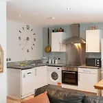 Sidemersey Livings - Ground Floor 2 Bedroom Apartment W Parking Sleep Up To 6 In L3